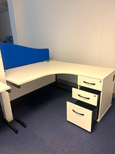 White shaped corner office - l-shaped,